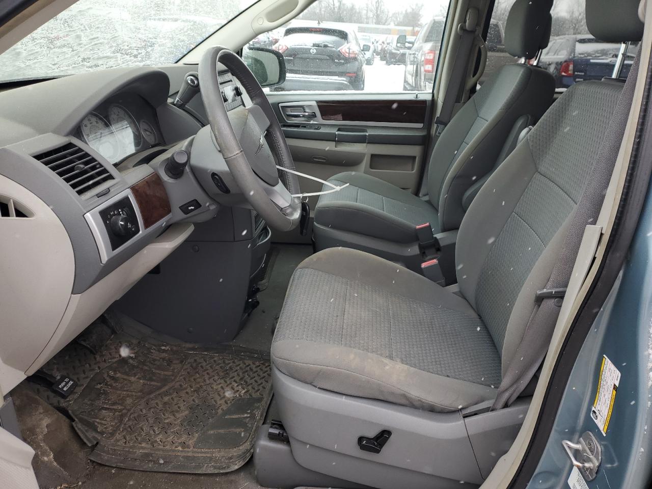2010 Chrysler Town & Country - Image 7