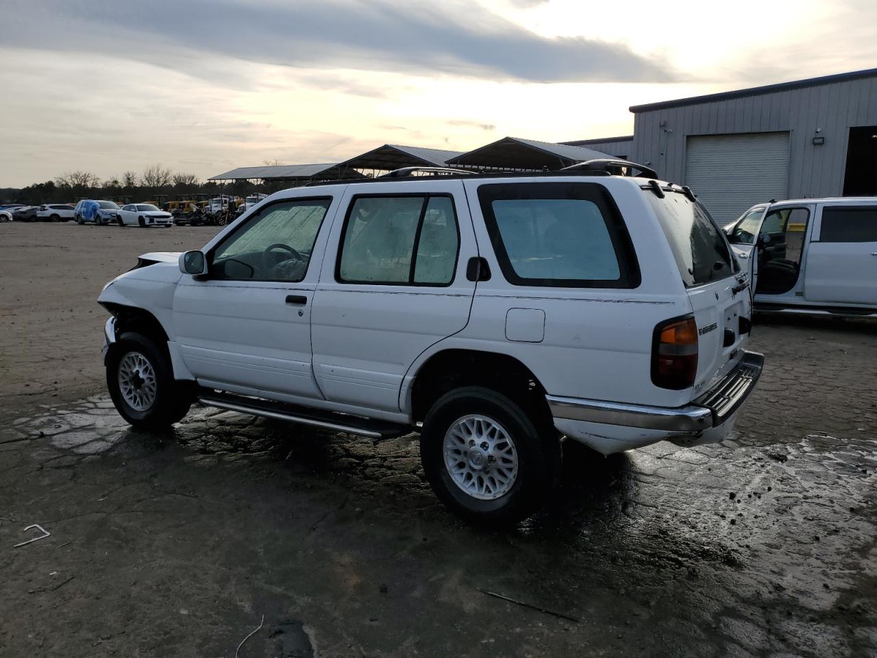 1998 Nissan Pathfinder - Image 2