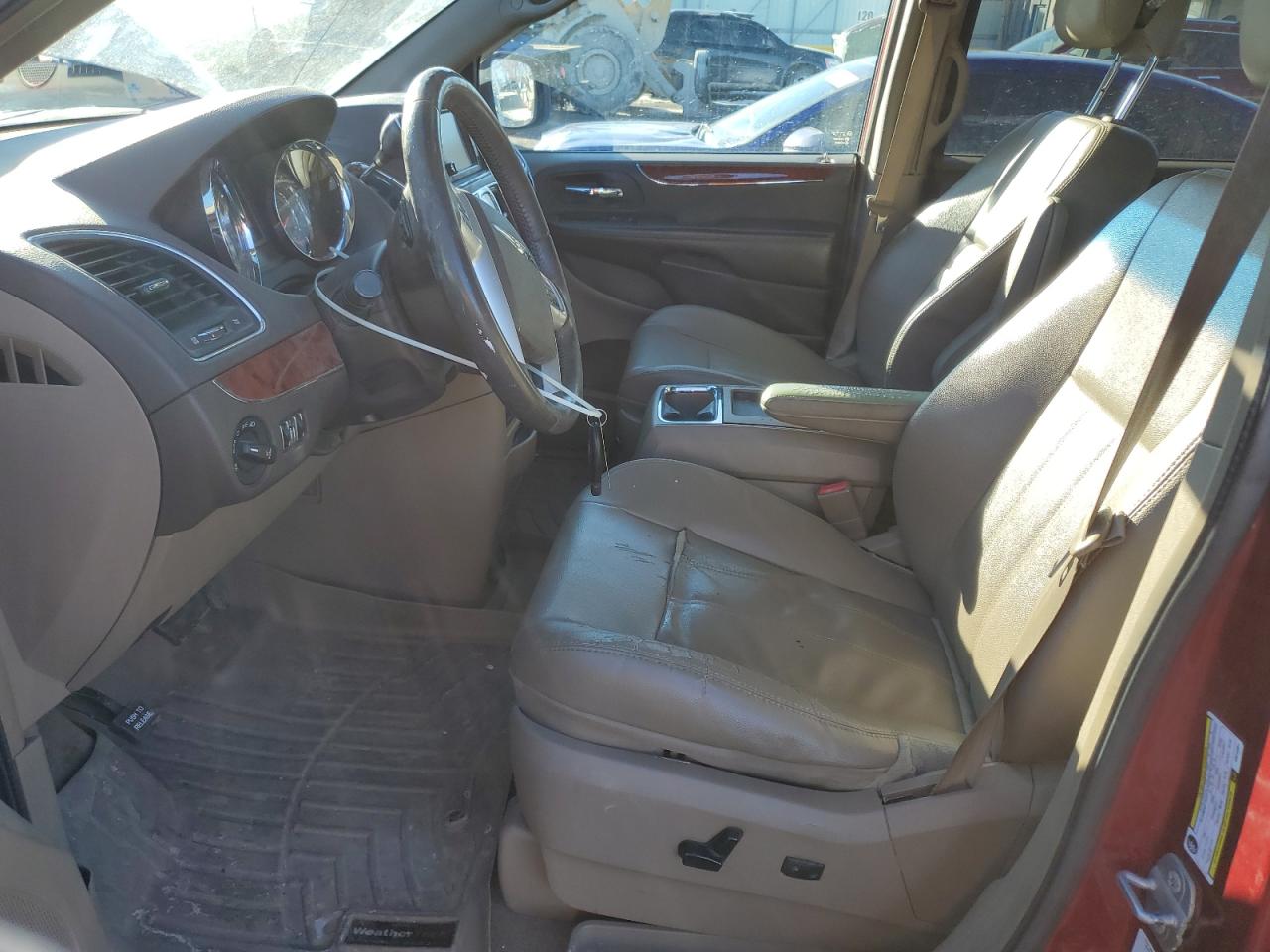 2014 Chrysler Town & Country - Image 7
