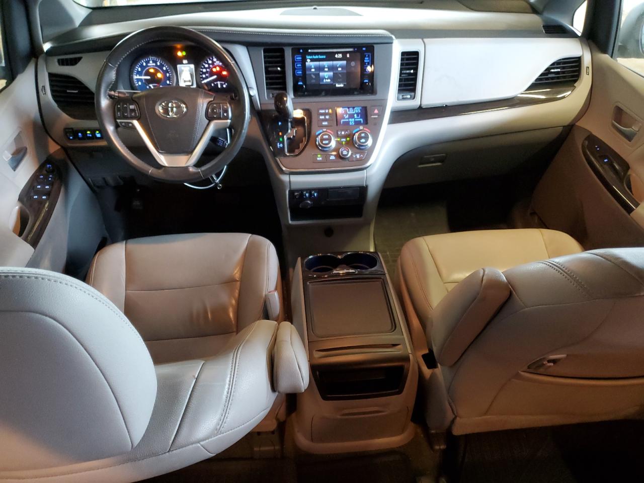 2015 Toyota Sienna - Image 8
