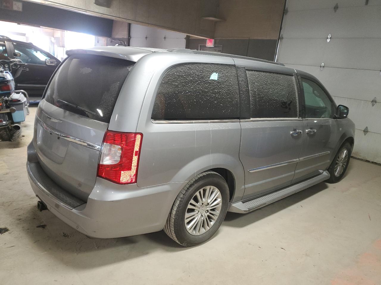 2014 Chrysler Town & Country - Image 3