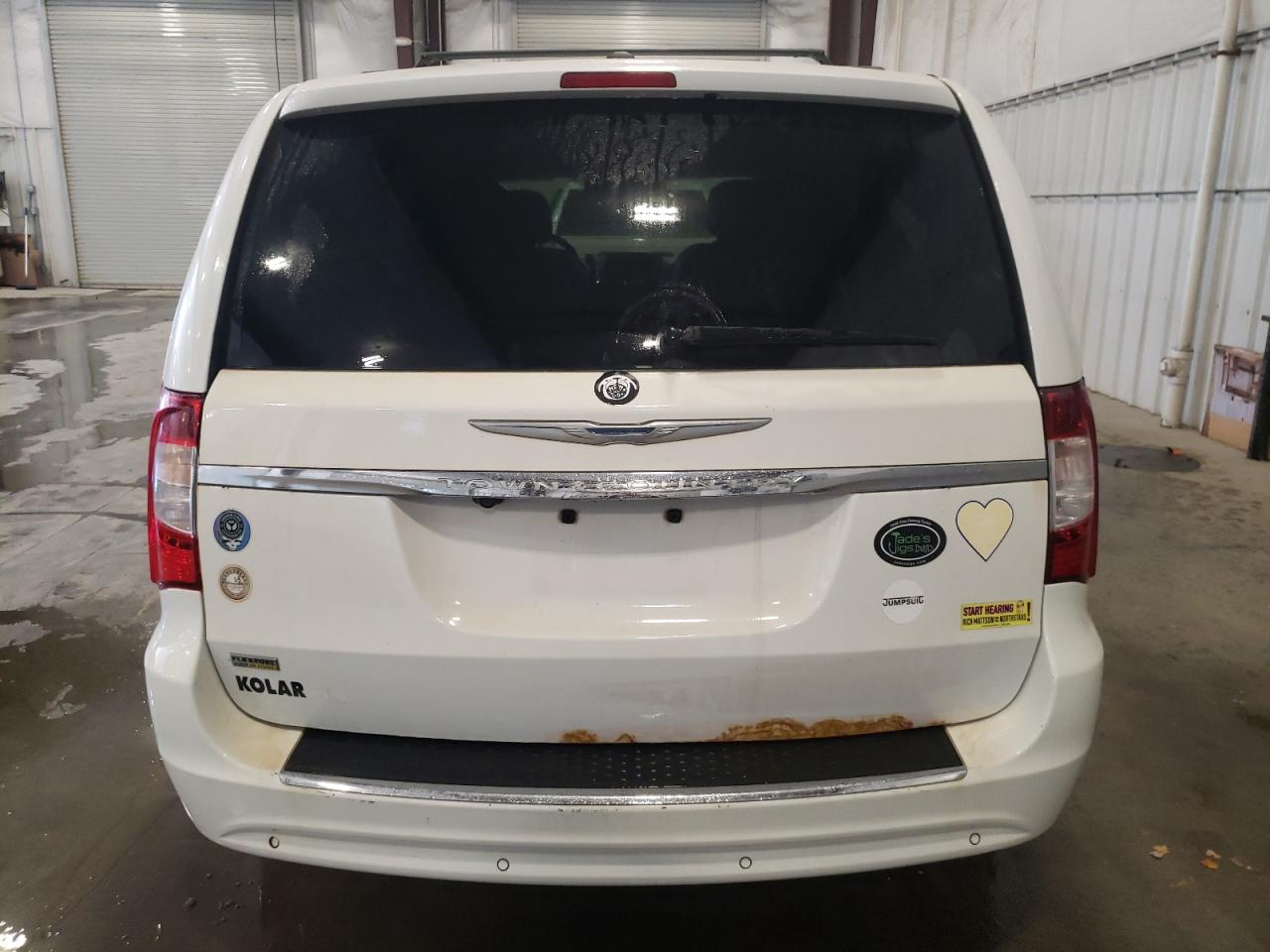 2014 Chrysler Town & Country - Image 6