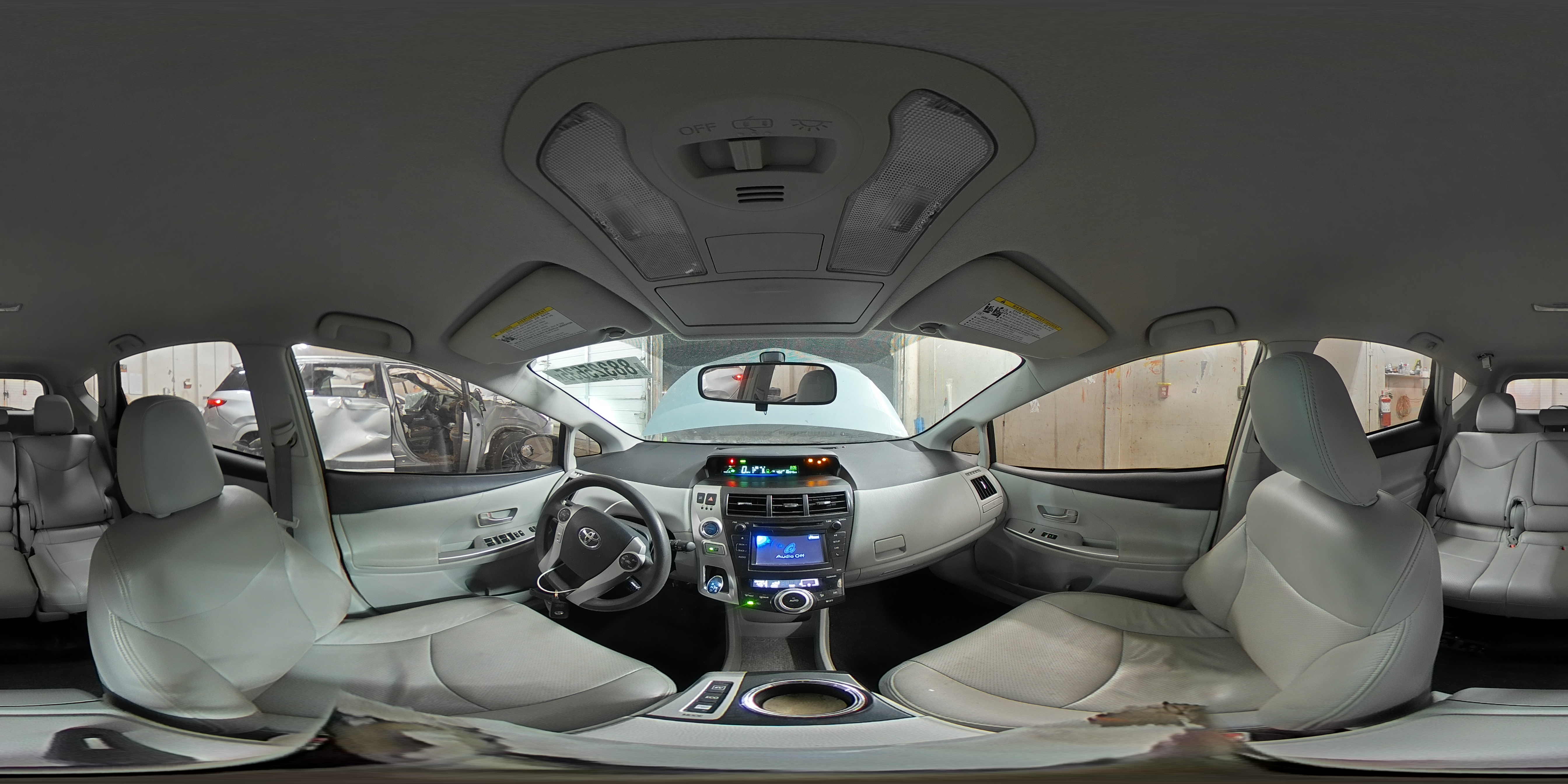 2014 Toyota Prius - Image 15