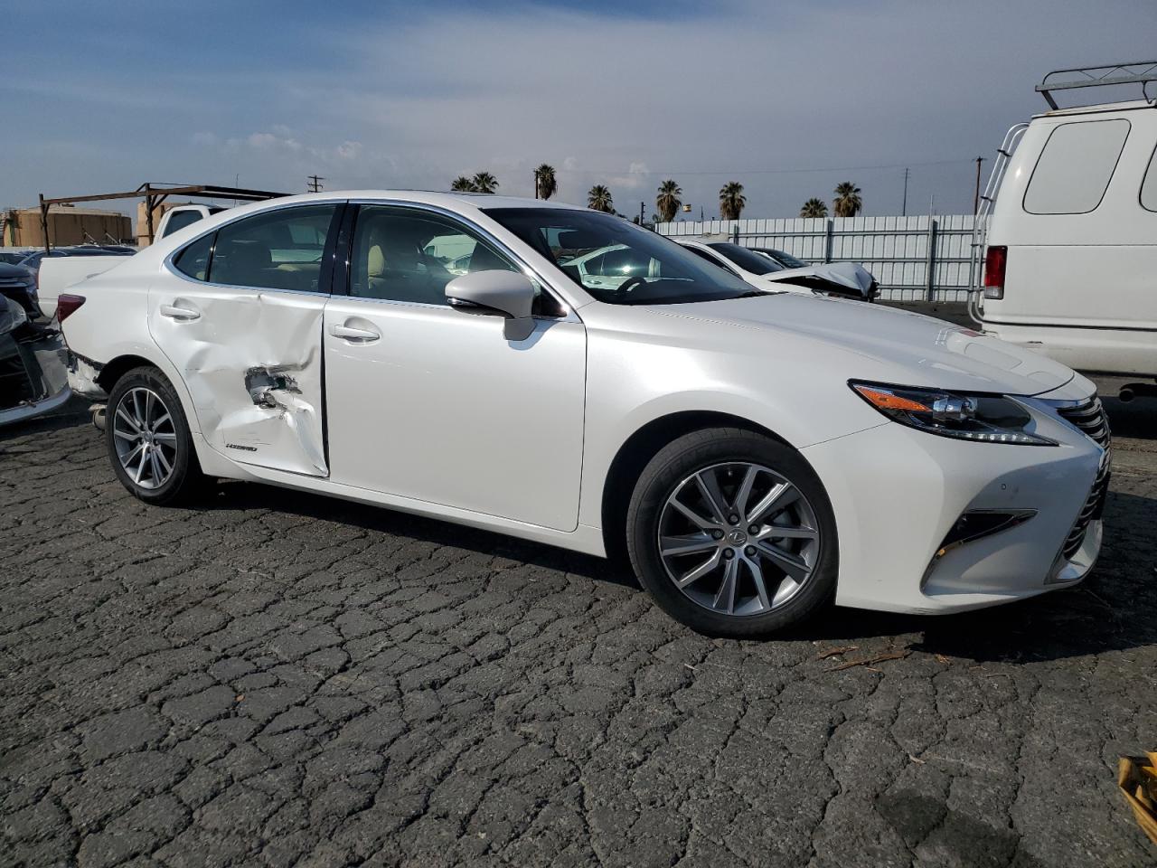 2016 Lexus ES - Image 4