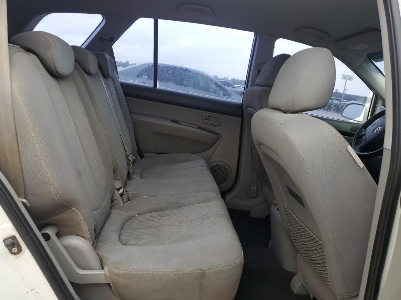 2009 Kia Rondo Base VIN: KNAFG528297221820 Lot: 43388455