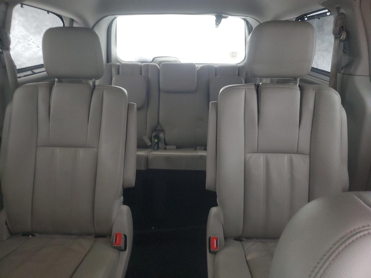 2013 Chrysler Town & Country - Image 10