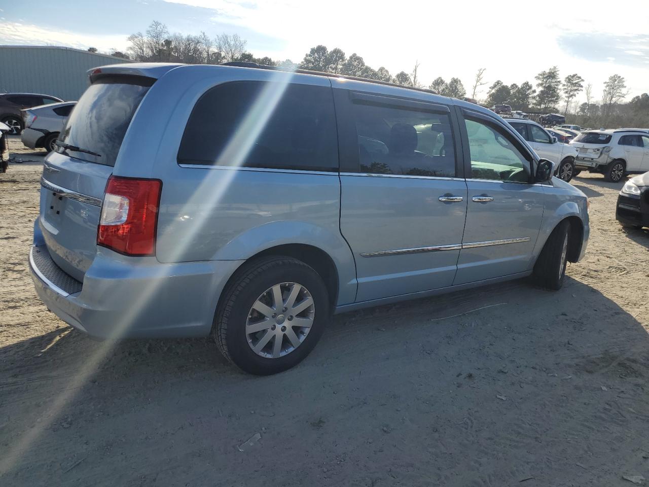 2016 Chrysler Town & Country - Image 3