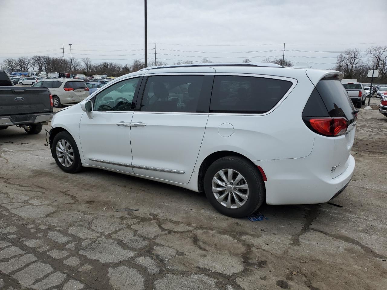 2018 Chrysler Pacifica - Image 2