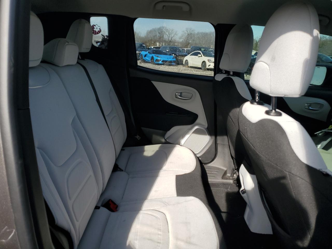 2018 Jeep Renegade - Image 11