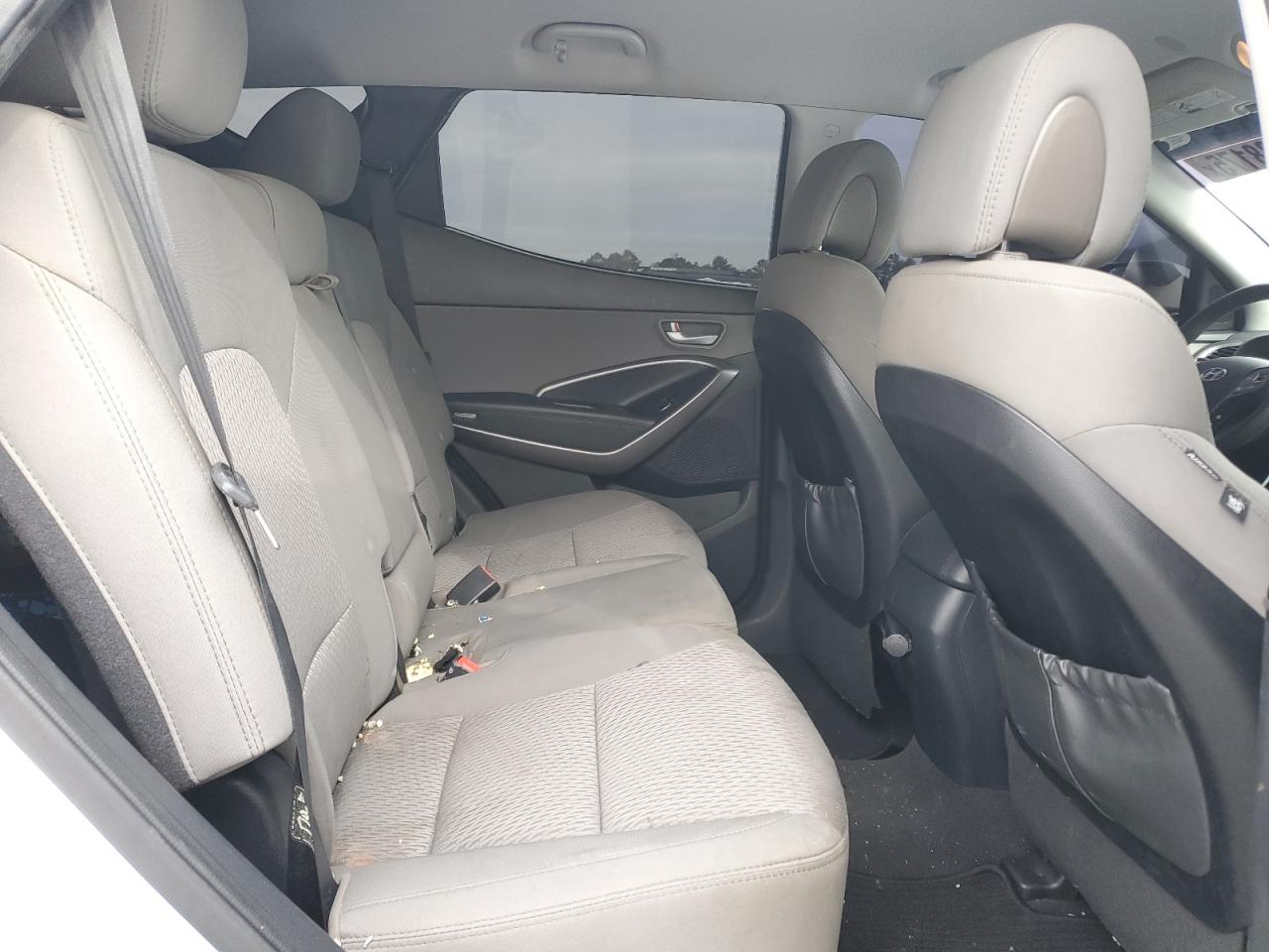 2016 Hyundai Santa Fe - Image 11