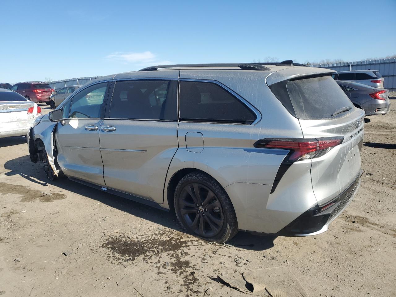 2022 Toyota Sienna - Image 2