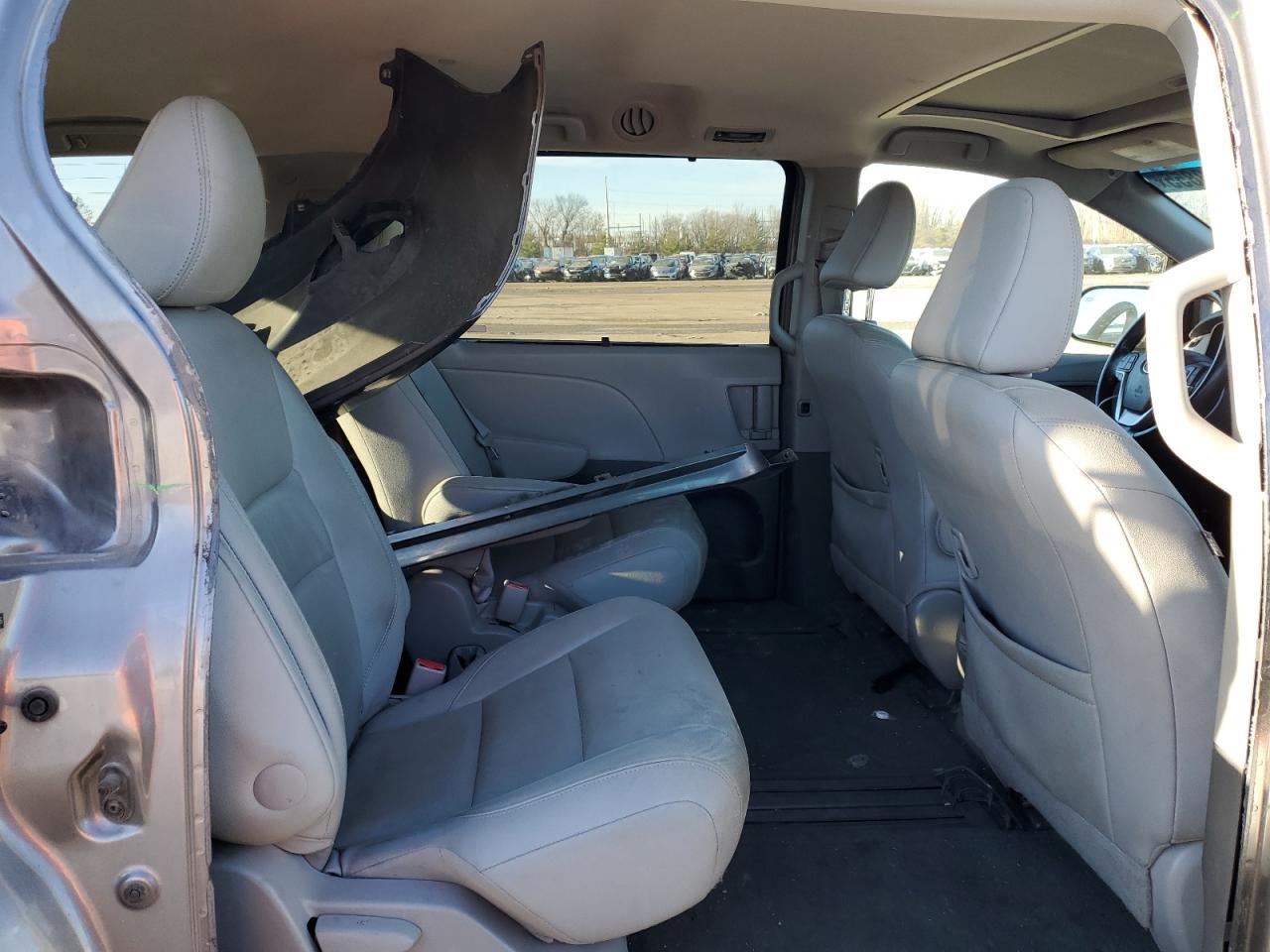 2015 Toyota Sienna - Image 11