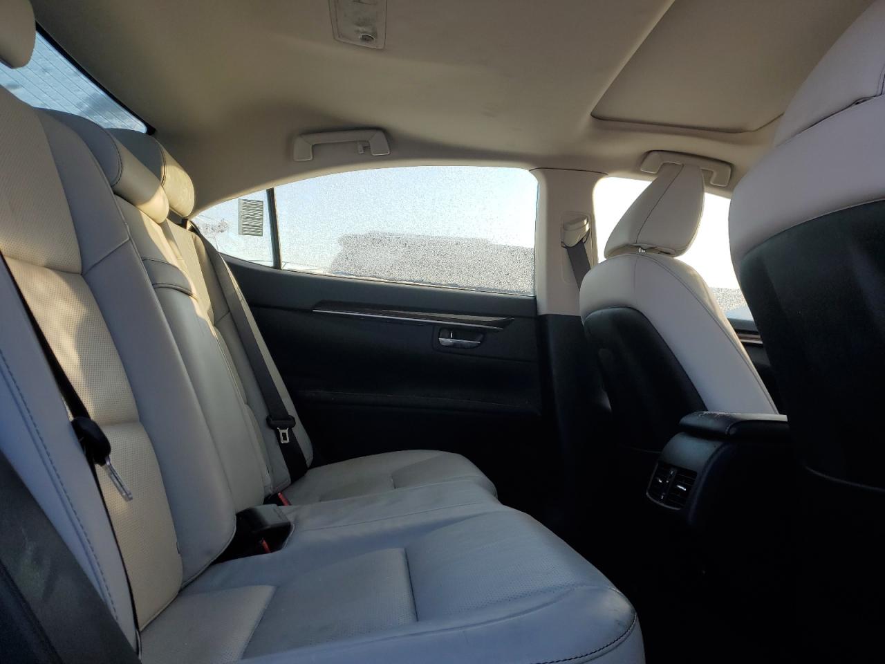 2015 Lexus ES - Image 10