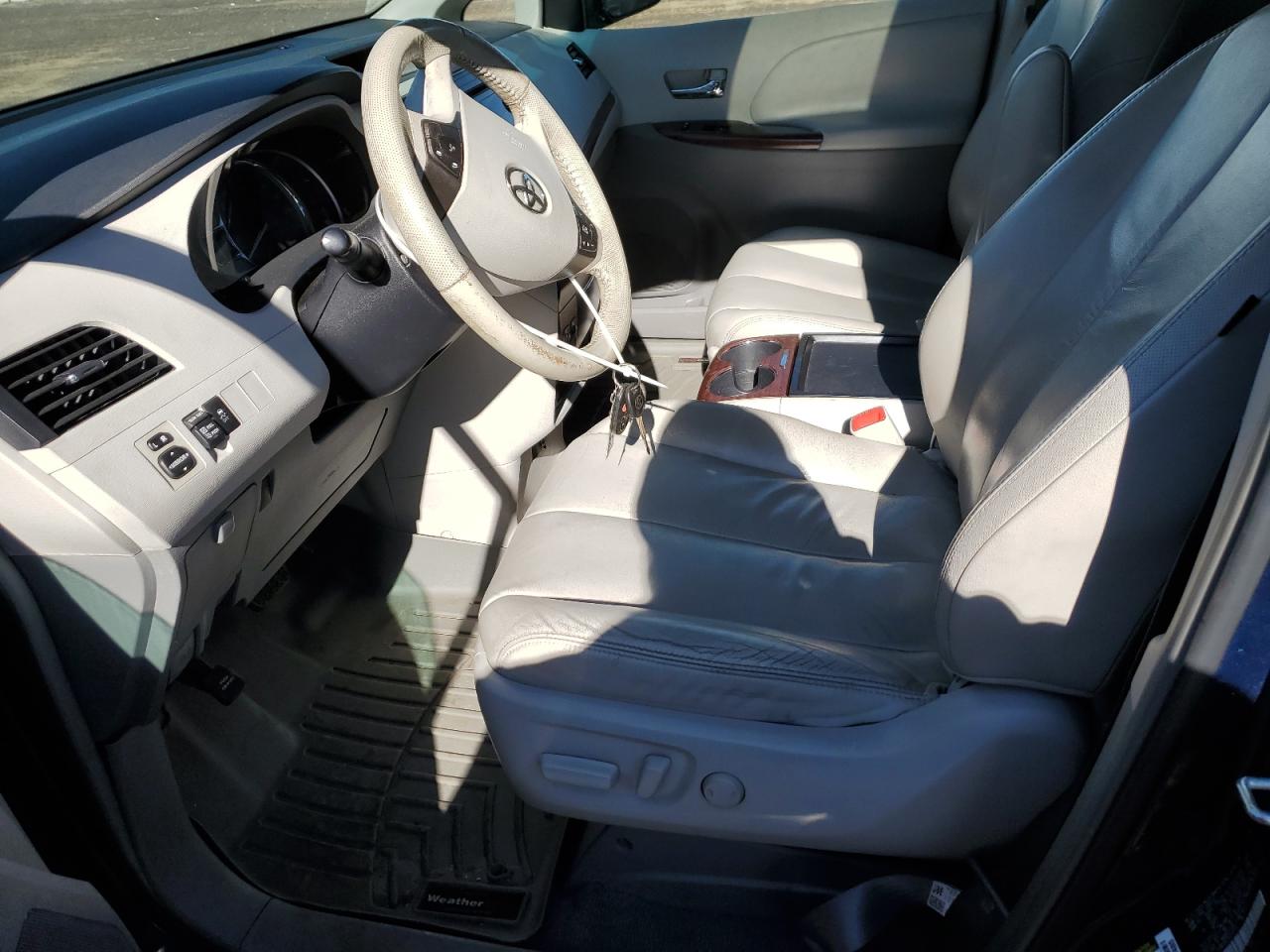 2011 Toyota Sienna - Image 7