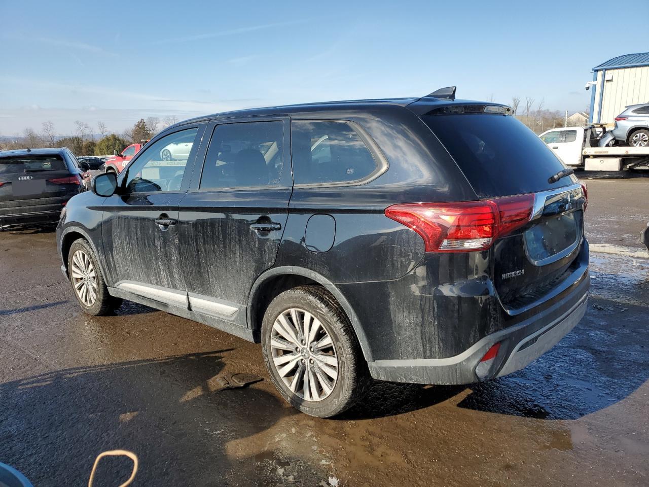 2019 Mitsubishi Outlander - Image 2