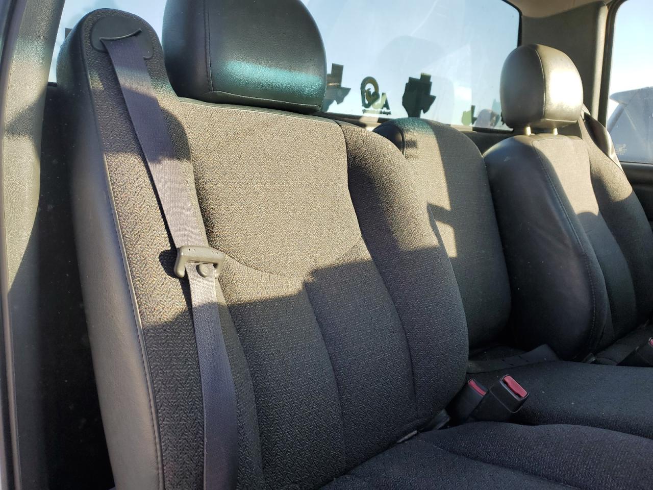 2004 Chevrolet Silverado - Image 10