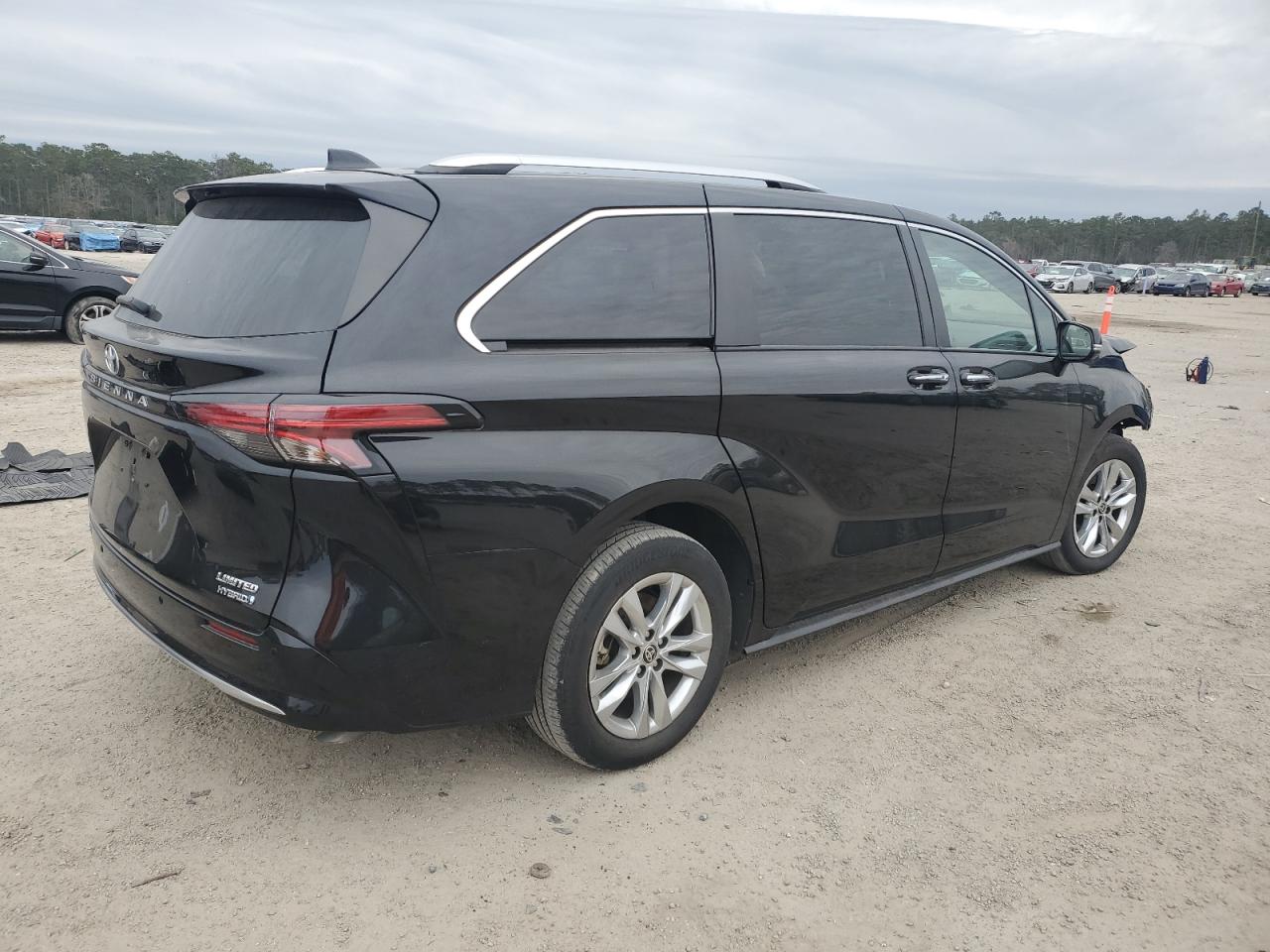 2022 Toyota Sienna - Image 3