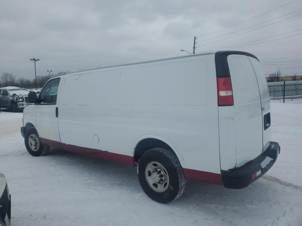 VIN 1GCWGBFG4J1191407 2018 CHEVROLET EXPRESS no.2