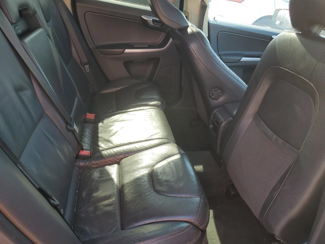 2010 Volvo XC60 - Image 11