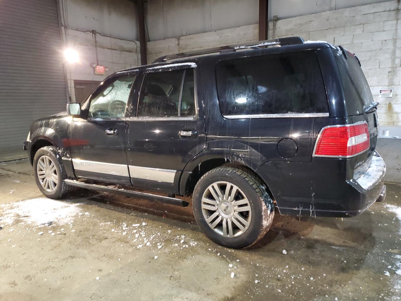 2009 Lincoln Navigator - Image 2