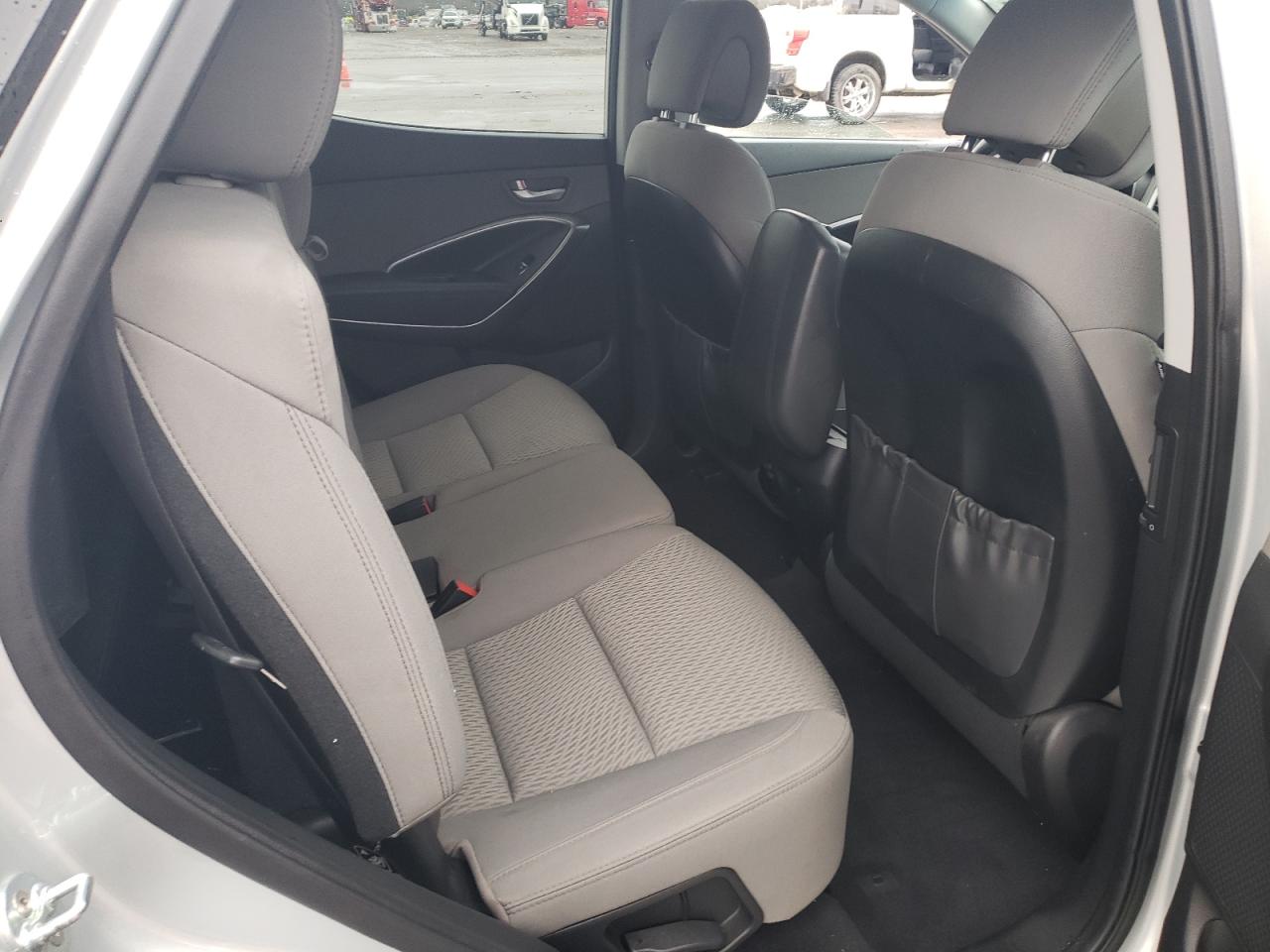 2017 Hyundai Santa Fe - Image 10