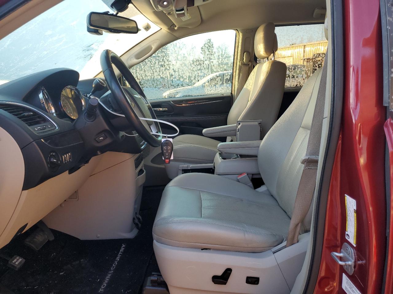 2011 Chrysler Town & Country - Image 7