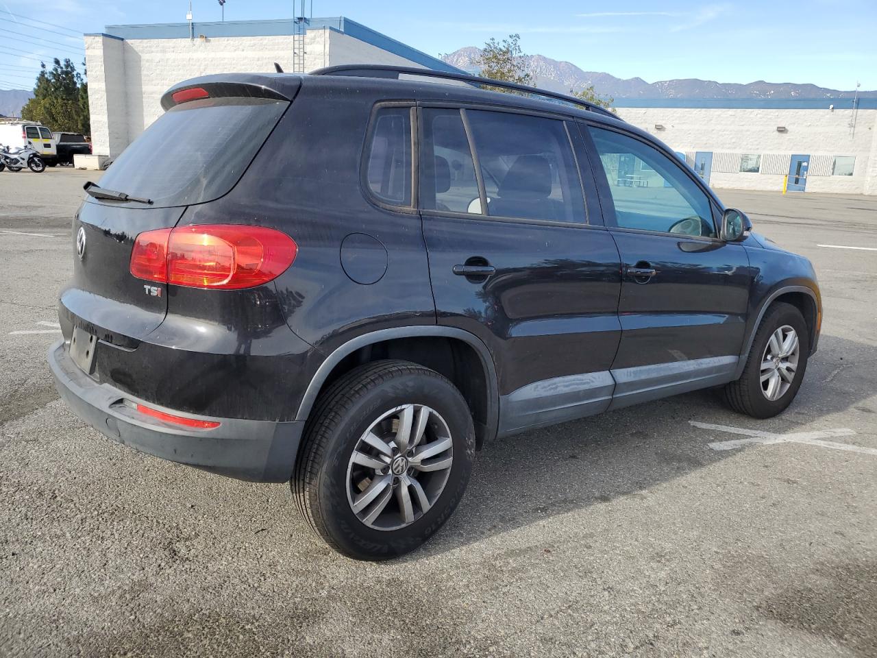 2016 Volkswagen Tiguan - Image 3