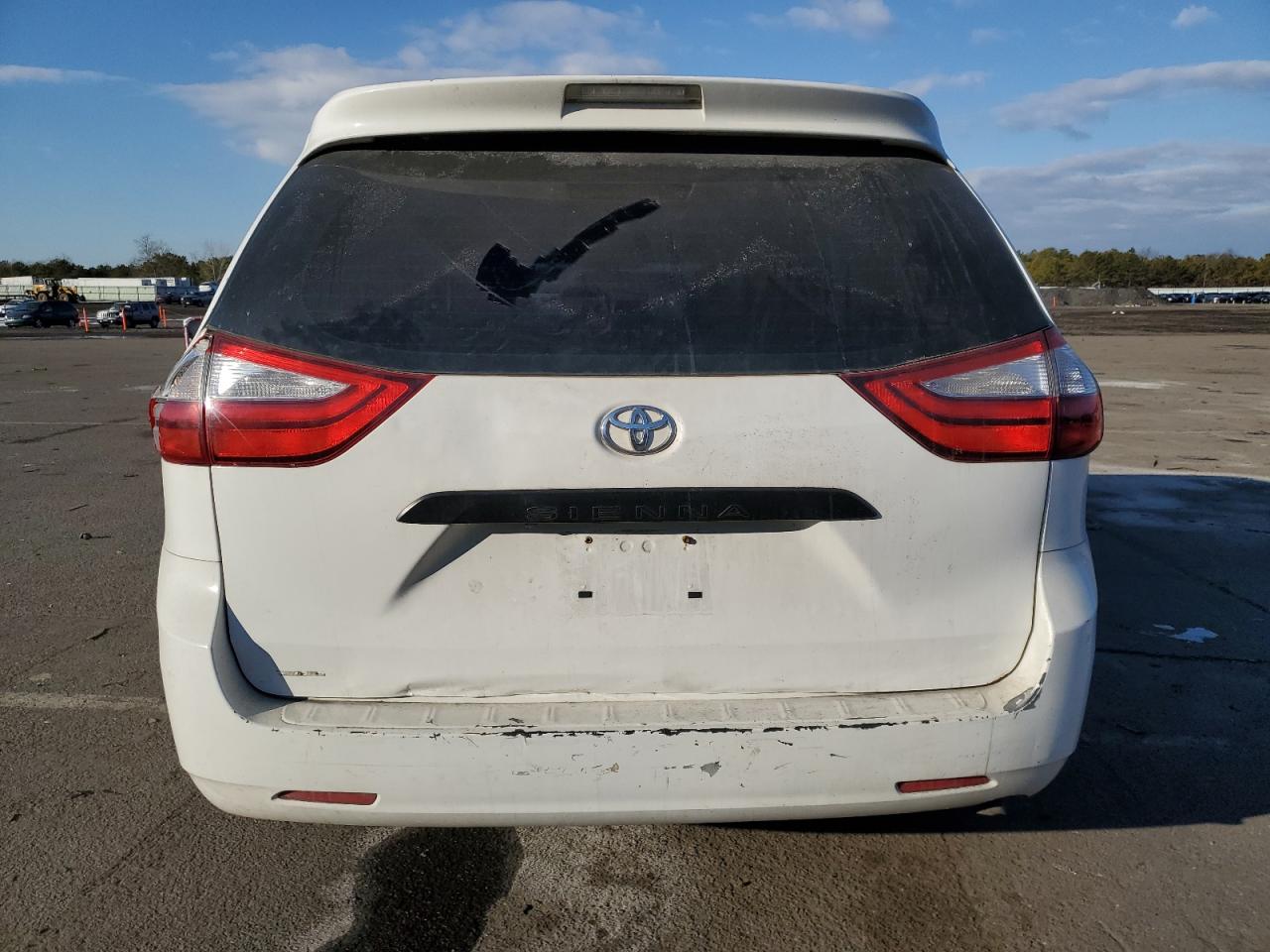 2015 Toyota Sienna - Image 6