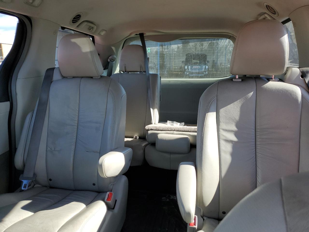 2011 Toyota Sienna - Image 10