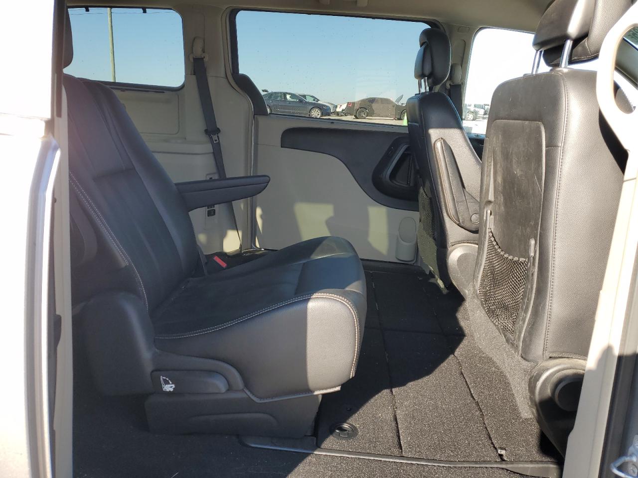 2014 Chrysler Town & Country - Image 11