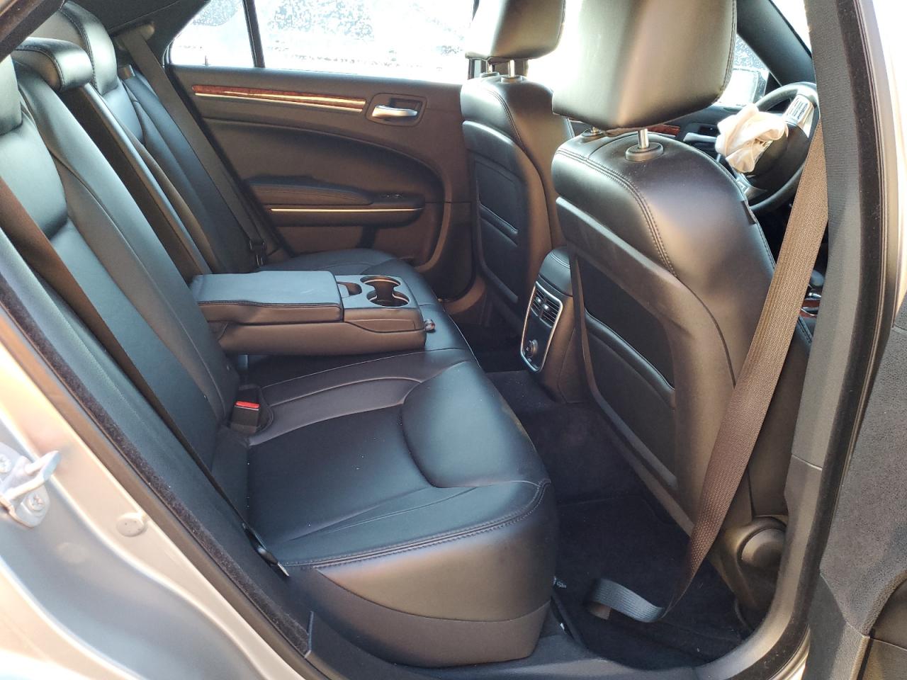 2014 Chrysler 300 - Image 10
