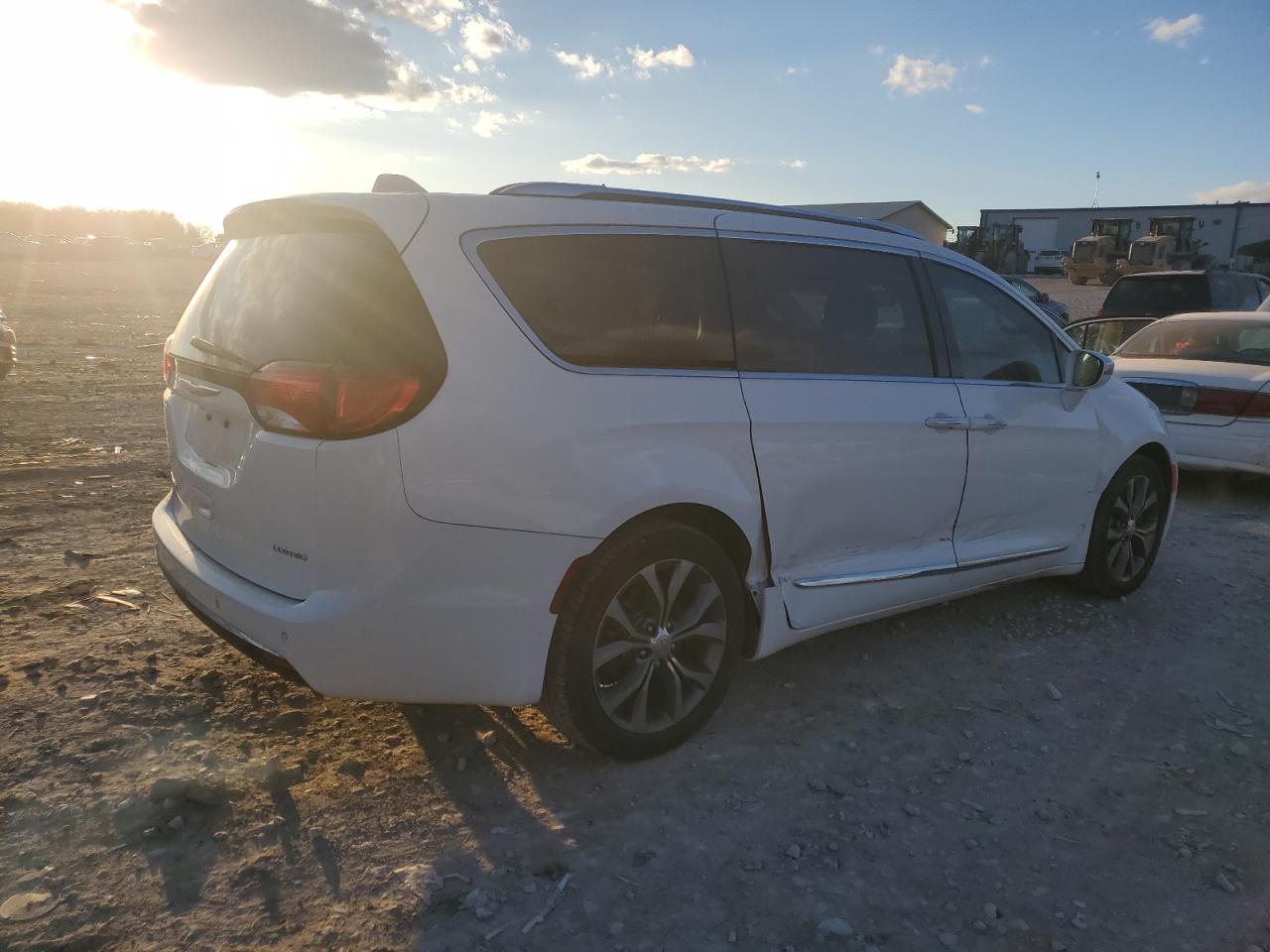 2017 Chrysler Pacifica - Image 3