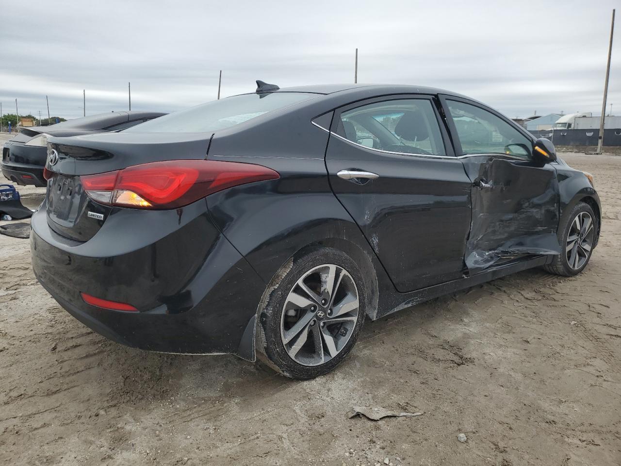 2016 Hyundai Elantra - Image 3
