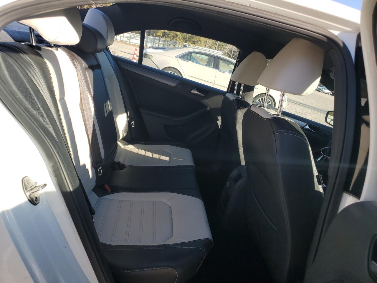 2016 Volkswagen Jetta - Image 10