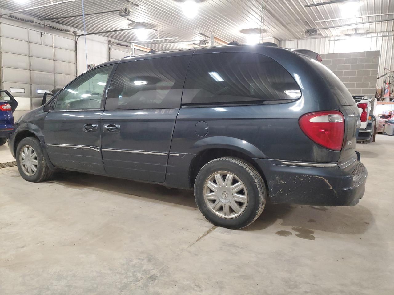2007 Chrysler Town & Country - Image 2