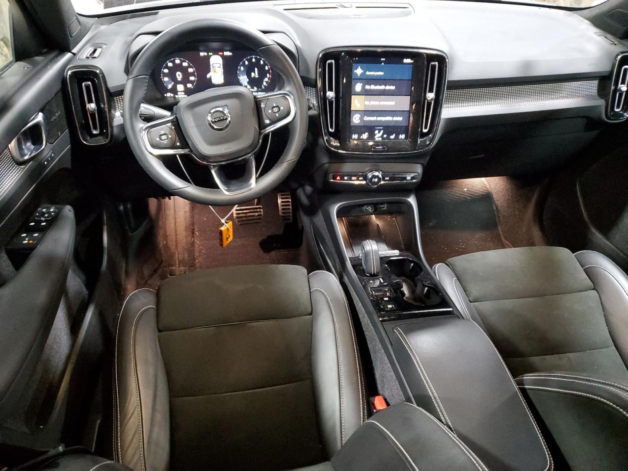 2022 Volvo XC40 - Image 8