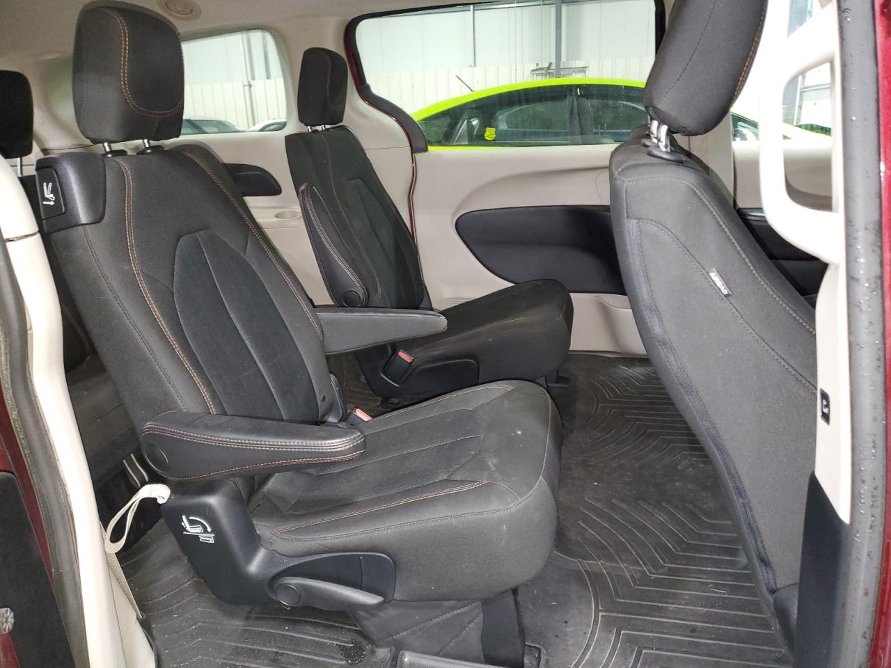 2017 Chrysler Pacifica - Image 12