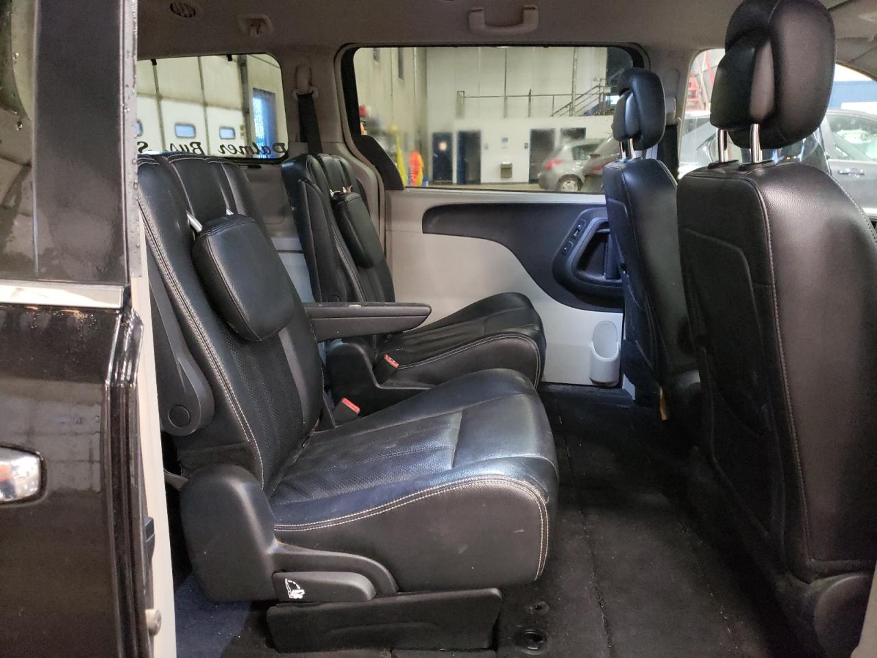2014 Chrysler Town & Country - Image 11
