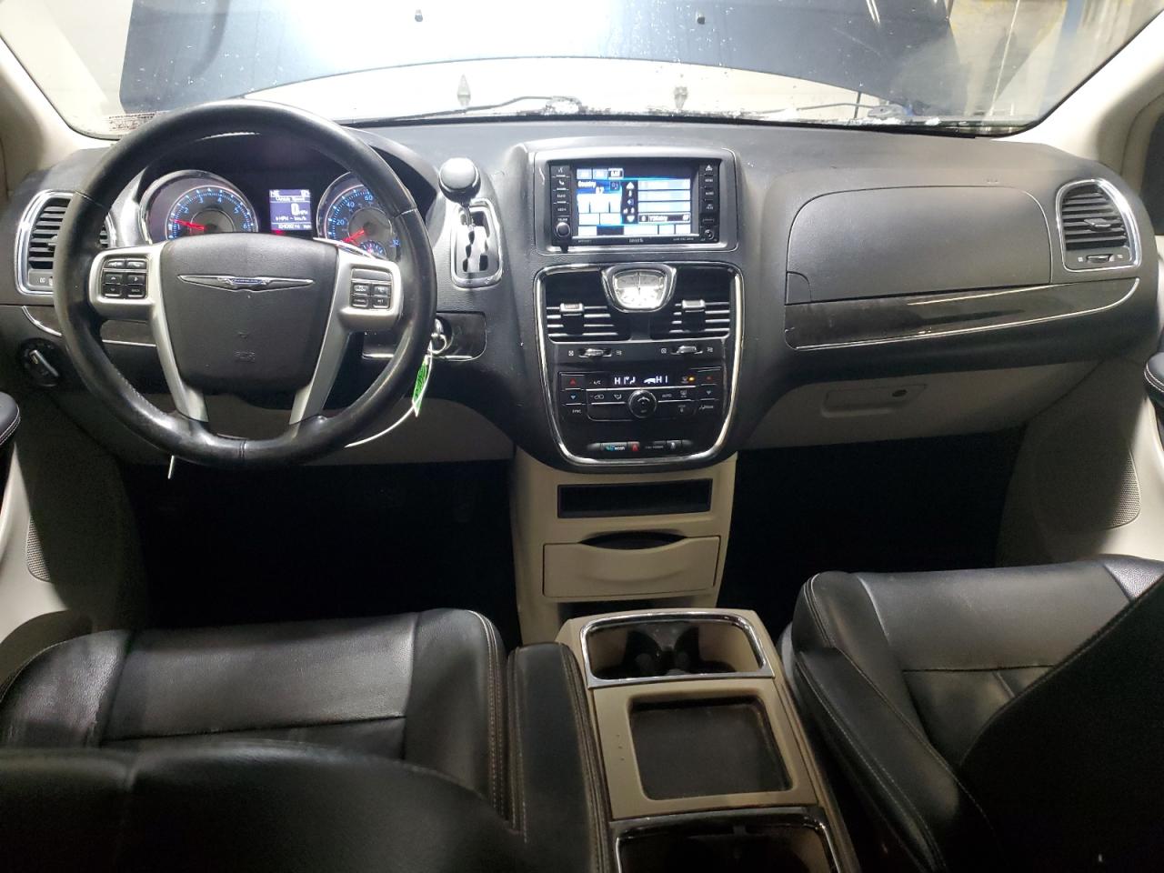 2013 Chrysler Town & Country - Image 8