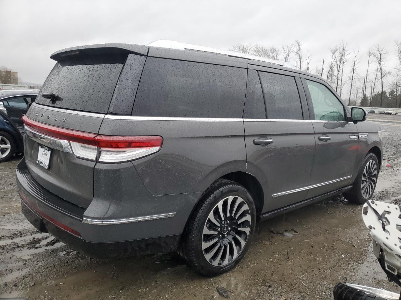 2022 Lincoln Navigator - Image 3