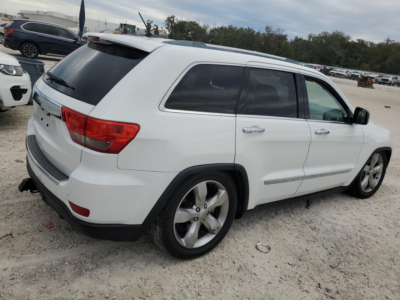 2013 Jeep Grand Cherokee - Image 3