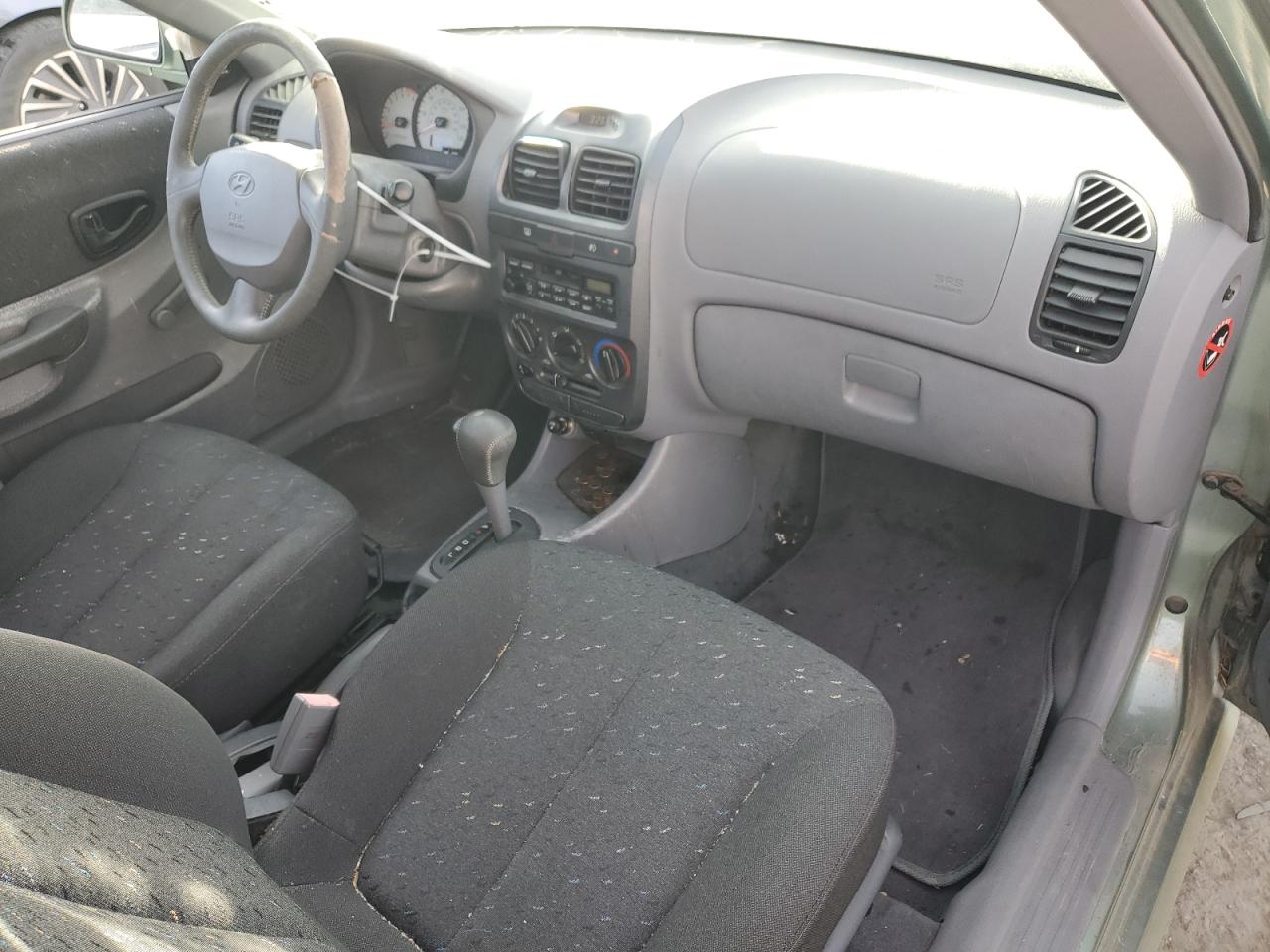 2003 Hyundai Accent - Image 8