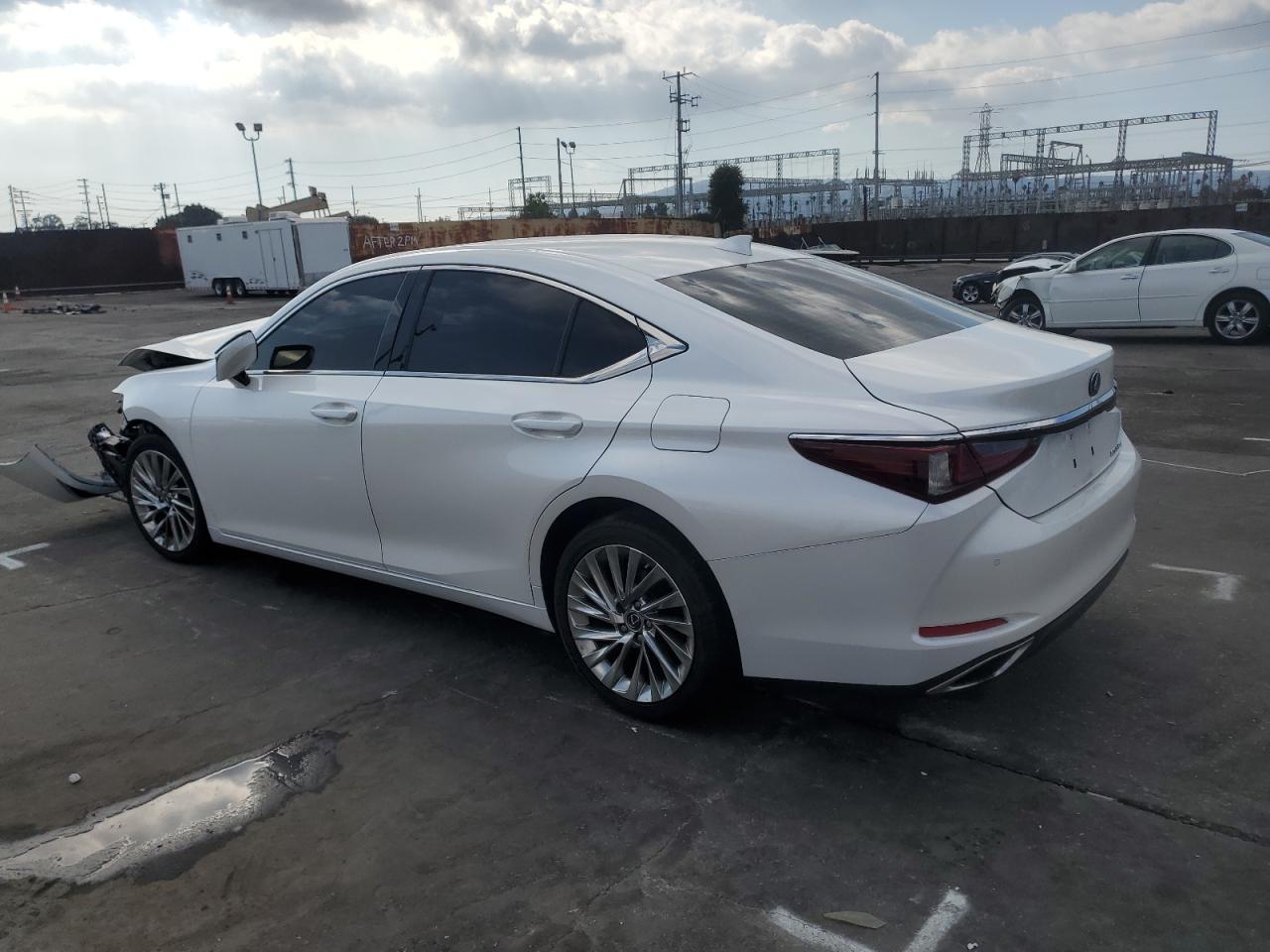 2020 Lexus ES - Image 2