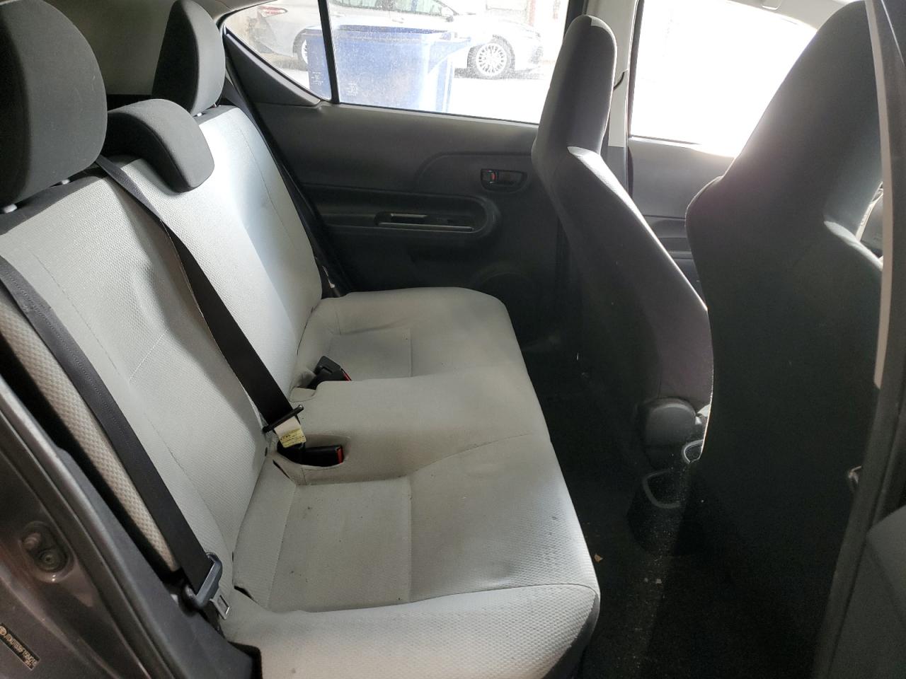 2015 Toyota Prius - Image 10