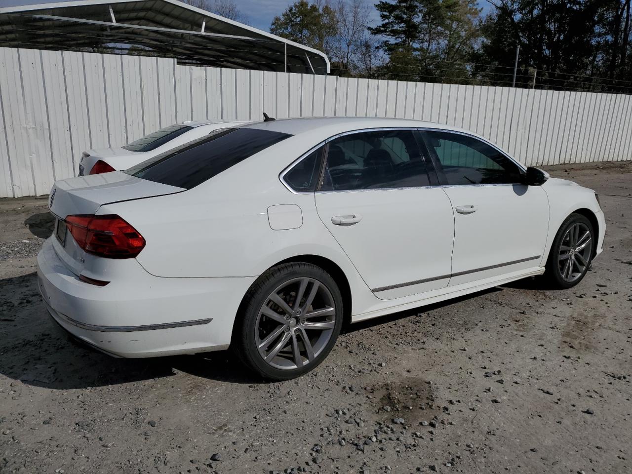 2016 Volkswagen Passat - Image 3