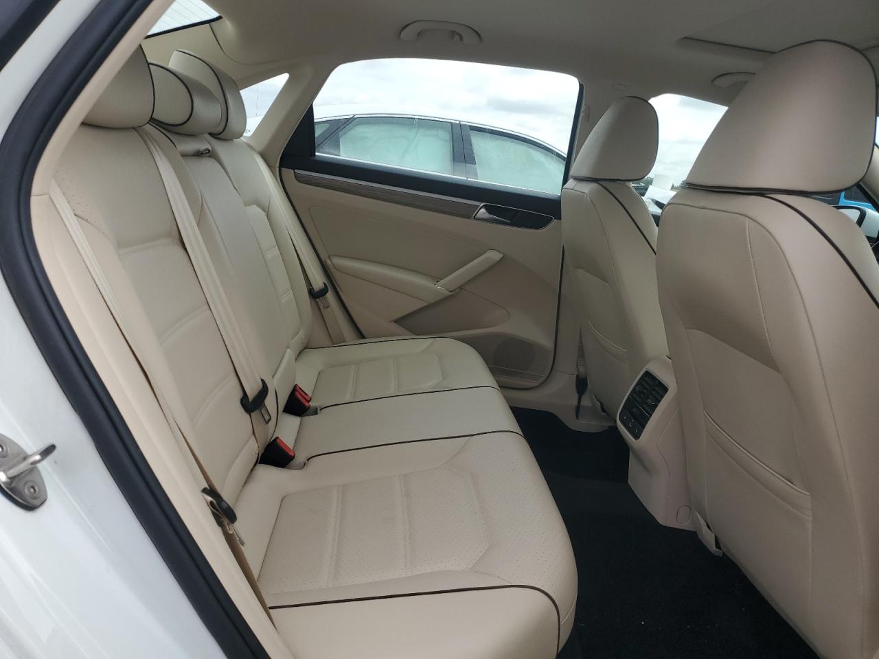 2018 Volkswagen Passat - Image 10