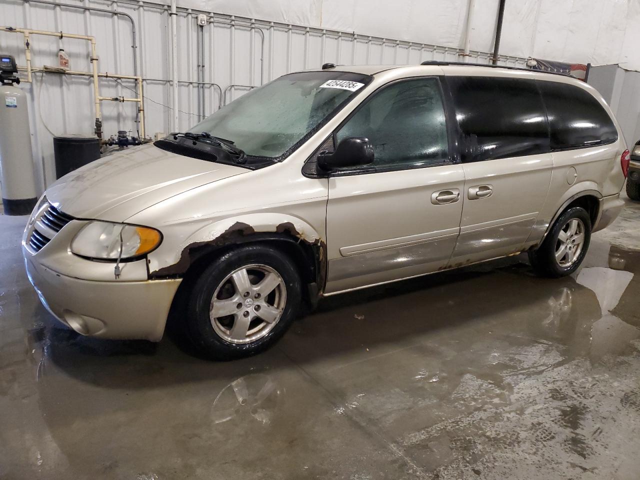 2005 Dodge Caravan - Image 1