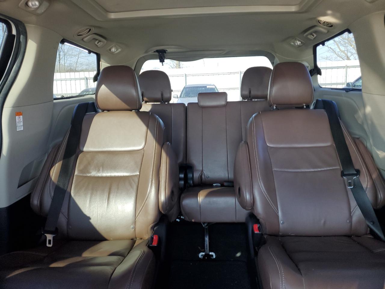 2015 Toyota Sienna - Image 10