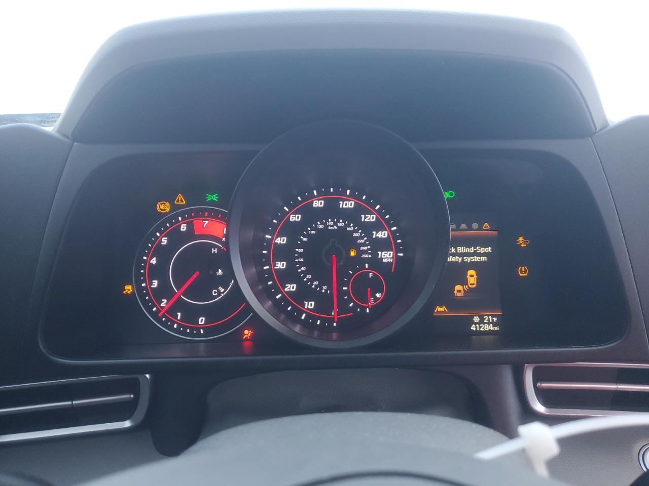 2022 Hyundai Elantra - Image 9