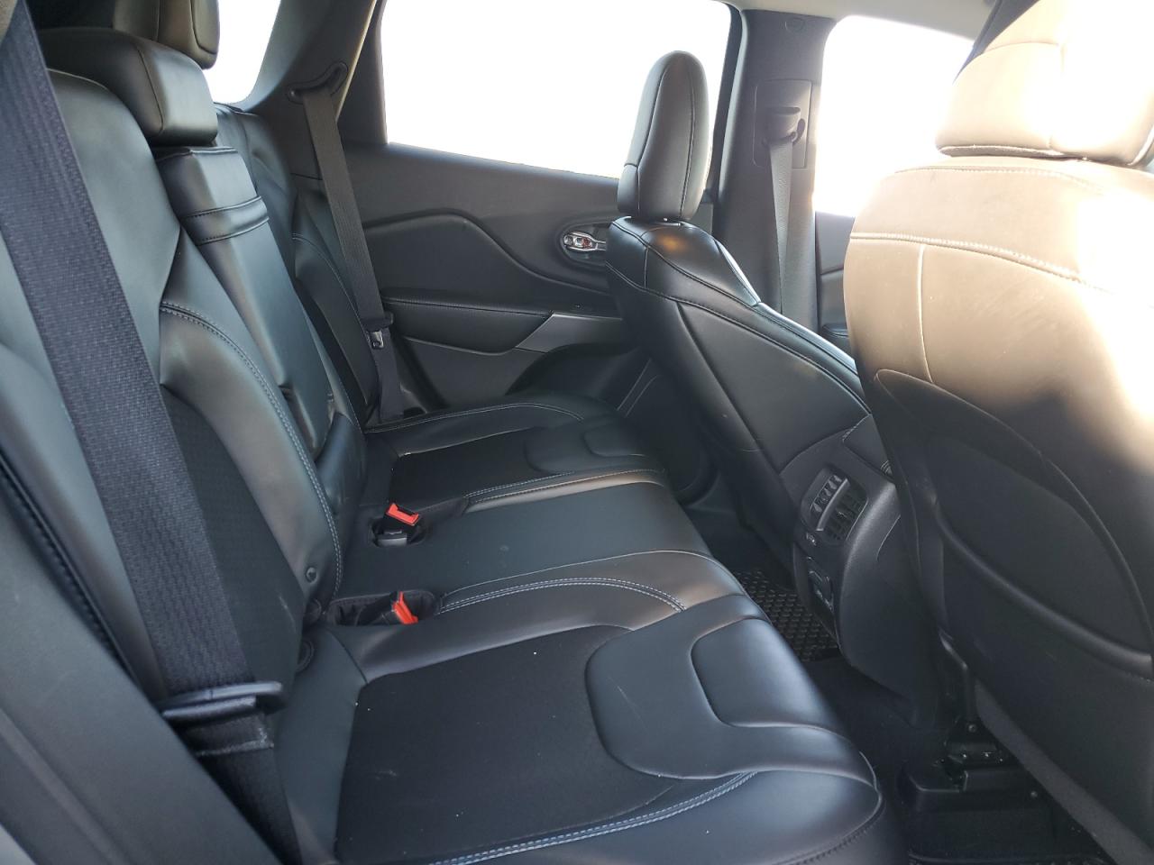 2019 Jeep Grand Cherokee - Image 12